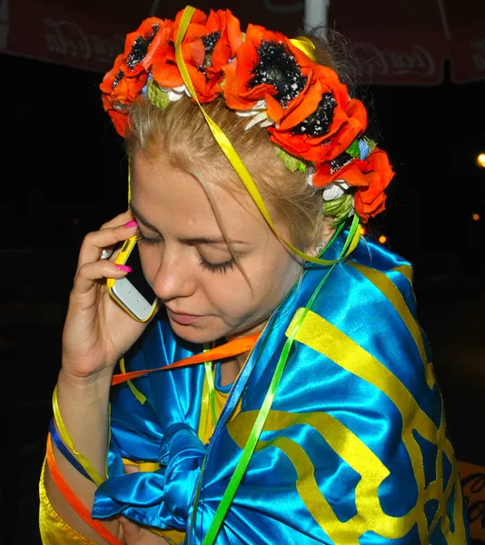 Chica joven en ropa nacional ucraniana habla por iPhone —  Fotos de Stock