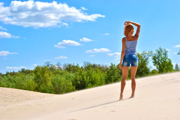 Pretty sexy girl poses on the sand on a shiny day — Stock Photo, Image