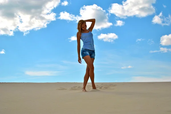 Bella ragazza sexy posa sulla sabbia in una giornata brillante — Foto Stock