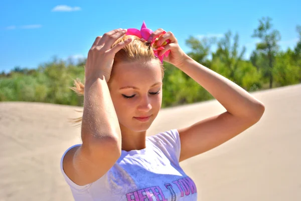 Schönes junges Mädchen mit einer Rose im Haar — Stockfoto