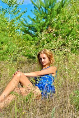 güzel sarışın cinsel kadın model mavi kısa elbise yere teşkil etmektedir.