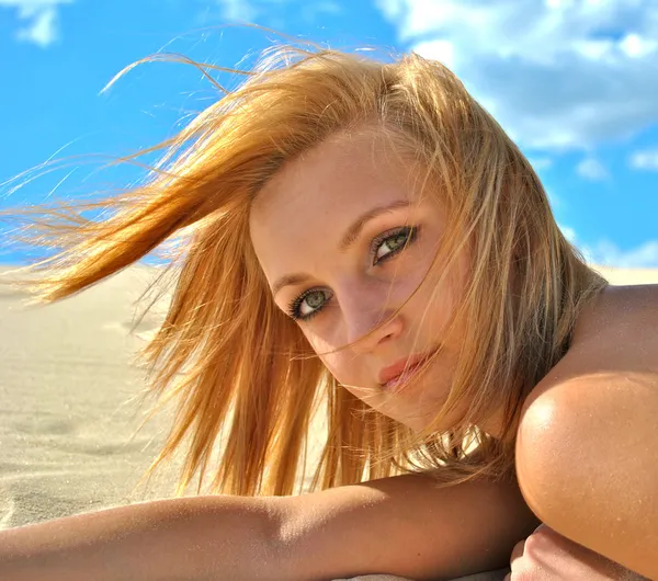 Gesicht eines jungen schönen Mädchens, das auf dem Sand posiert — Stockfoto