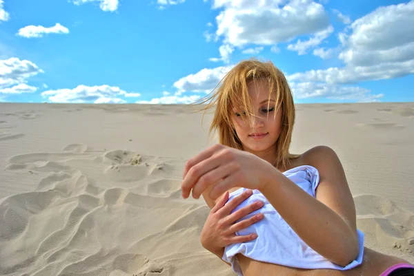 Nackte junge schöne Mädchen bedeckt sich mit einem weißen Tuch — Stockfoto