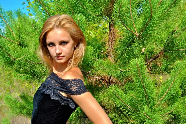 Mladá blonďatá sexuální model v lese — Stock fotografie