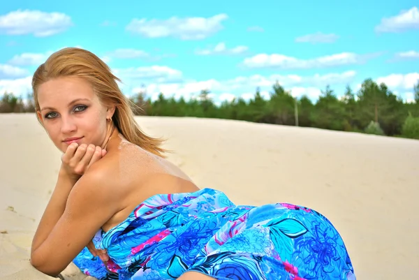 Linda menina nua linda sorri em um tecido azul — Fotografia de Stock