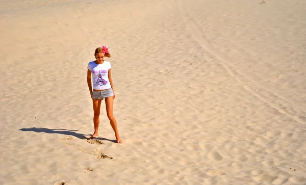 砂漠で単独で美しい少女 — ストック写真