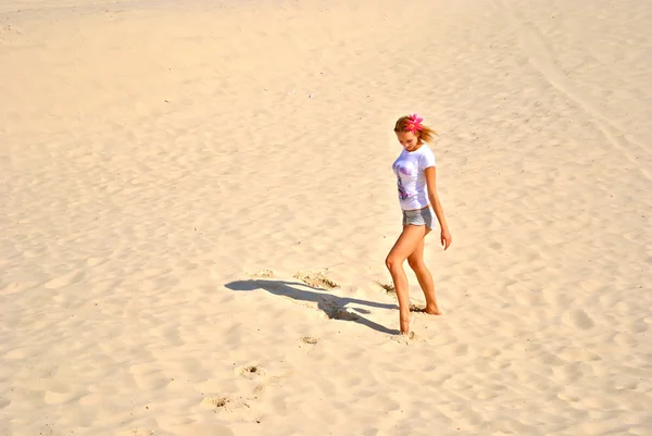 Sozinha menina bonita no deserto — Fotografia de Stock