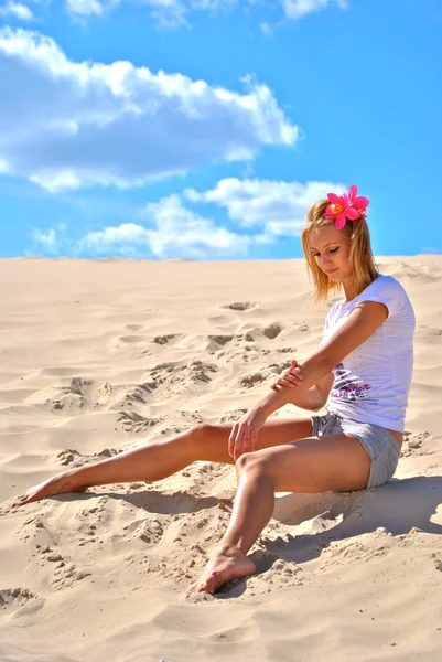 Menina loira sexual incrível sentar na areia mostra suas habilidades posando no deserto — Fotografia de Stock