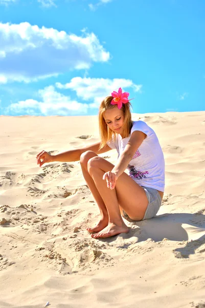 Elképesztő szexuális szőke lány ül a homokban látható jelentő tudását a sivatagban — Stock Fotó