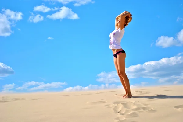 Sexy modelo feminino bonita senta-se e posa em calcinhas poses sozinho no deserto — Fotografia de Stock