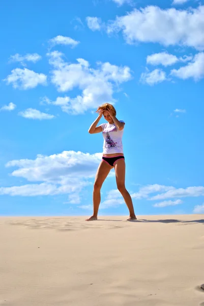 Sexy modelo feminino bonita senta-se e posa em calcinhas poses sozinho no deserto — Fotografia de Stock