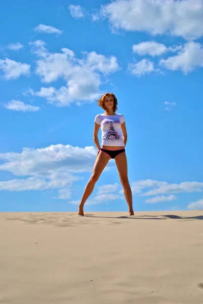 Sexy modelo feminino bonita senta-se e posa em calcinha sozinha no deserto — Fotografia de Stock