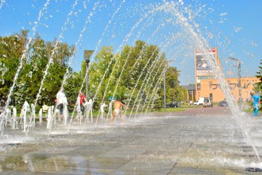 küçük çocuk bir sokak çeşme tatil sırasında çalış.