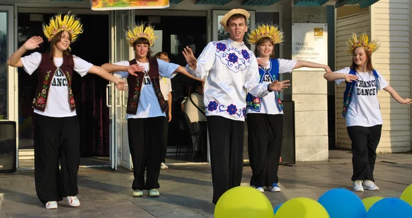 Grupo de danzas ucranianas danza nacional — Foto de Stock