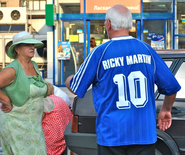 Old Ukrainian man wears football shirt of Dynamo Kyiv, with the inscription Ricky Martin — Stock Photo, Image