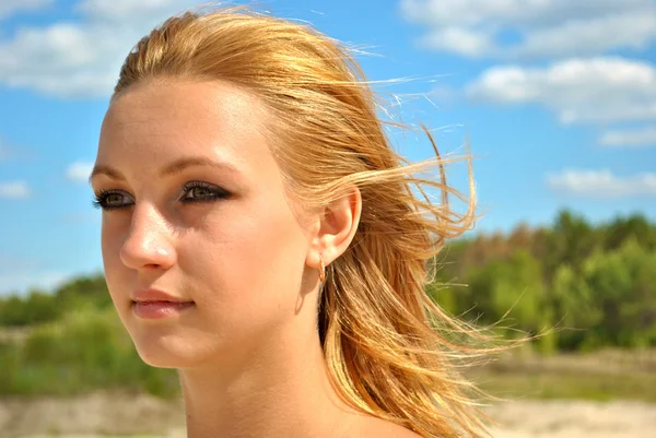 Ung mycket sexuellt blond modell innebär en glänsande dag — Stockfoto