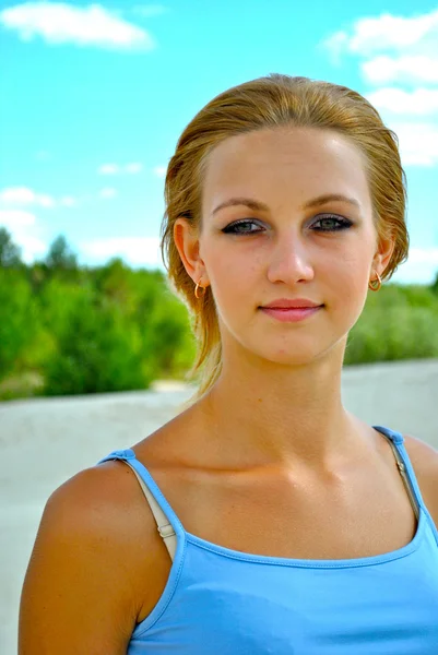 Porträtt av en ung sexig blond tjej på blanka dagen — Stockfoto