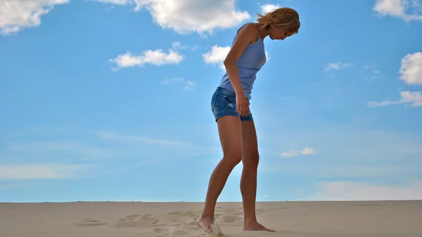 Beau modèle blond sexuel reste sur le sable dans une journée brillante — Photo