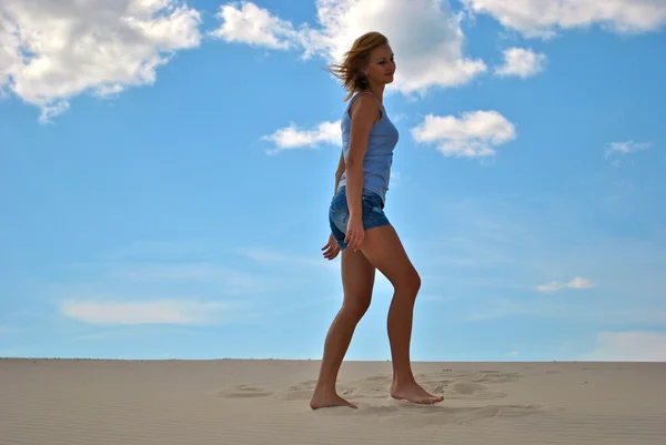 Mooie seksuele blond model blijft op het zand in een glanzende dag — Stockfoto