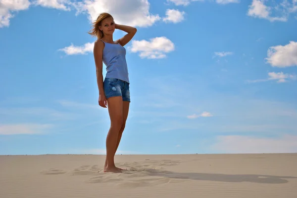 Szép szexuális szőke modell jelent a homokban — Stock Fotó