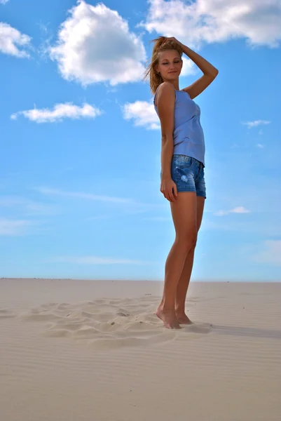 Belle fille blonde sexuelle reste sur le sable dans une journée brillante — Photo