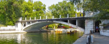 Göl kenarındaki parkta yürüyüşe üzerinde köprü altında su döngüsü