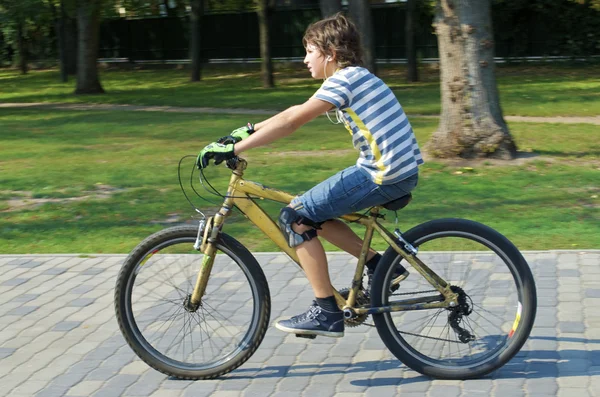 Jovem rapaz sobre uma bicicleta — Fotografia de Stock