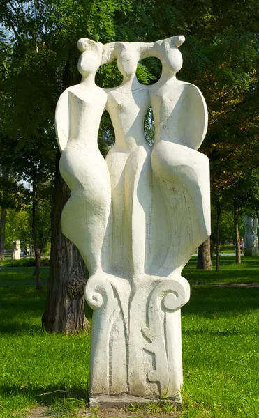 Monumento abstrato em um parque da Ucrânia — Fotografia de Stock