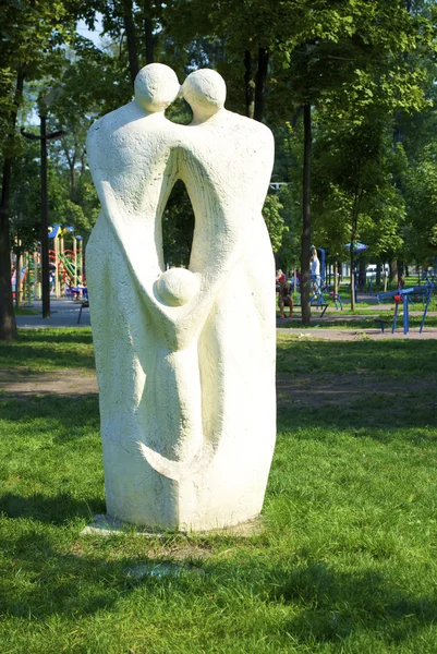 Monumento abstrato em um parque da Ucrânia — Fotografia de Stock