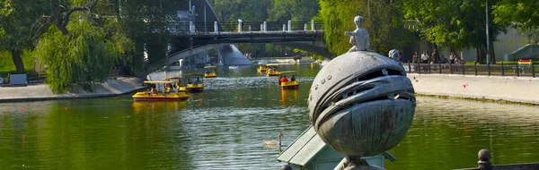 Parc nommé d'après le colonel Chkalov à Dnipropetrovsk, Ukraine — Photo