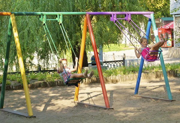 Los niños oscilan en el parque que lleva el nombre del coronel Chkalov en Dnipropetrovsk, Ucrania — Foto de Stock