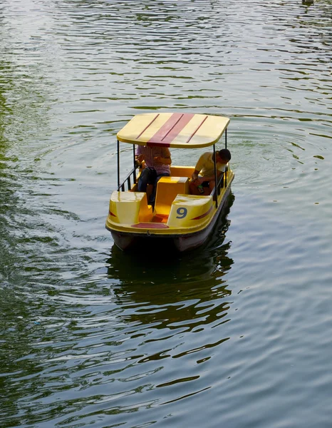 Dar um passeio sobre os ciclos de água no lago no parque — Fotografia de Stock