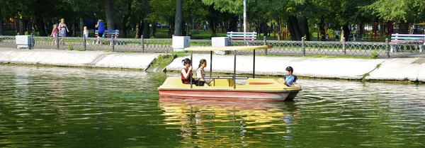 Maak een wandeling op de water-cycli op het meer in het park — Stockfoto