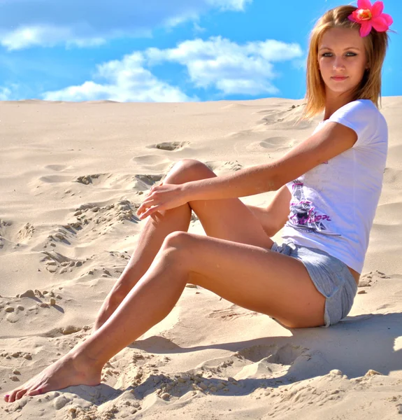 Schöne sexy blonde Mädchen macht Posen auf dem Sand — Stockfoto