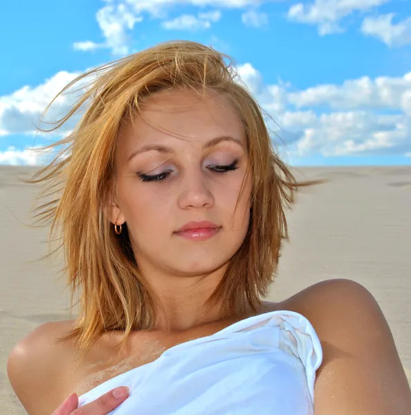 Portrait of a pretty face of a beautiful sexual blond female model over the sand — Stock Photo, Image