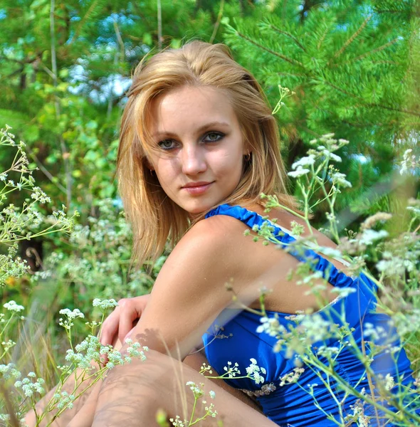 草の中の美しいブロンド女性モデル — ストック写真