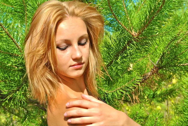 Portret seksualne elegancka blond dziewczyna w czarnej sukni — Zdjęcie stockowe