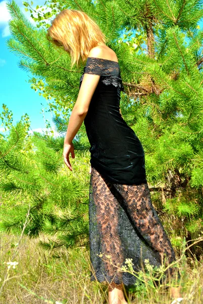 Belle fille blonde élégante sexuelle pose dans la robe noire — Photo
