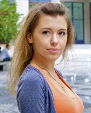 Kızıl saçlı bir kız portresi