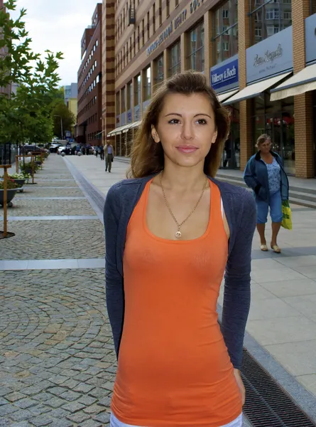 Vacker rödhårig ung flicka i en orange skjorta innebär i den stad i Ukraina — Stockfoto