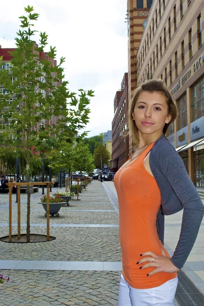 Hermosa niña pelirroja con una camisa naranja camina por la ciudad de Ucrania —  Fotos de Stock