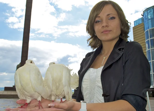 Cute Russian girl holds two white pigeons in her hands — Stock Photo, Image