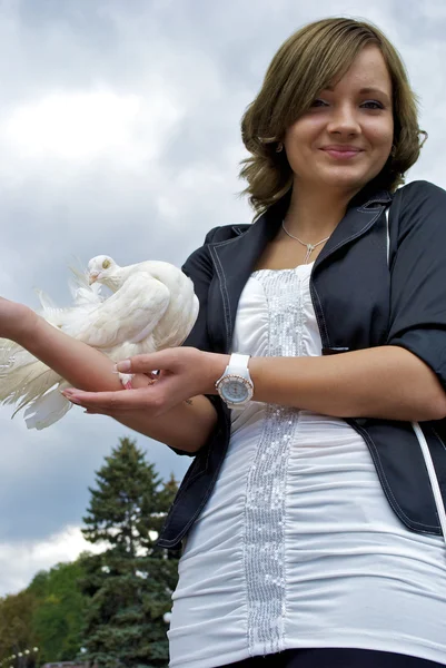 Jeune fille tient des pigeons blancs — Photo