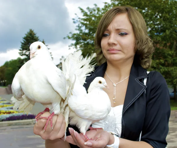 Jeune fille tient des pigeons blancs — Photo
