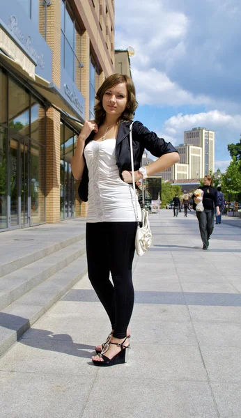 Cute girl poses in the centre of the city — Stock Photo, Image