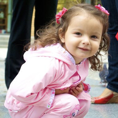 sevimli küçük kız yere oturur