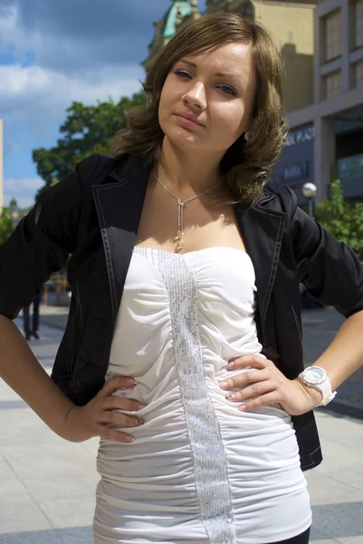 Retrato de chica enojada en la ciudad —  Fotos de Stock