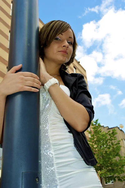 Menina bonito abraços um poste de lâmpada — Fotografia de Stock