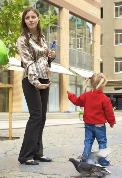 Kleines Mädchen und ihre Mutter — Stockfoto