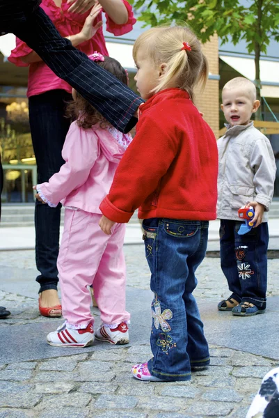 市内で遊んでいる子供たちは — ストック写真